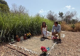 La concejala de Medio Ambiente, Penélope Gómez, y el gerente de Parcemasa, Federico Souvirón, en una de las parcelas de enterramiento del cementerio de mascotas.