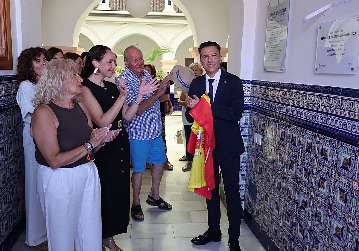 El alcalde torroxeño, Óscar Medina, ediles y responsables de la Junta, este martes en la inauguración.