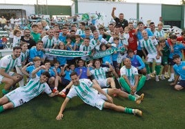 Los jugadores del Antequera celebran en El Maulí la clasificación a los 'play-off'.