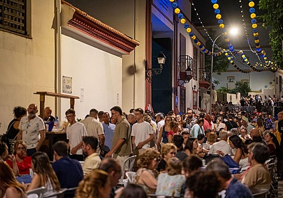 Ambiente en el centro de Arroyo de la Miel la noche de San Juan.