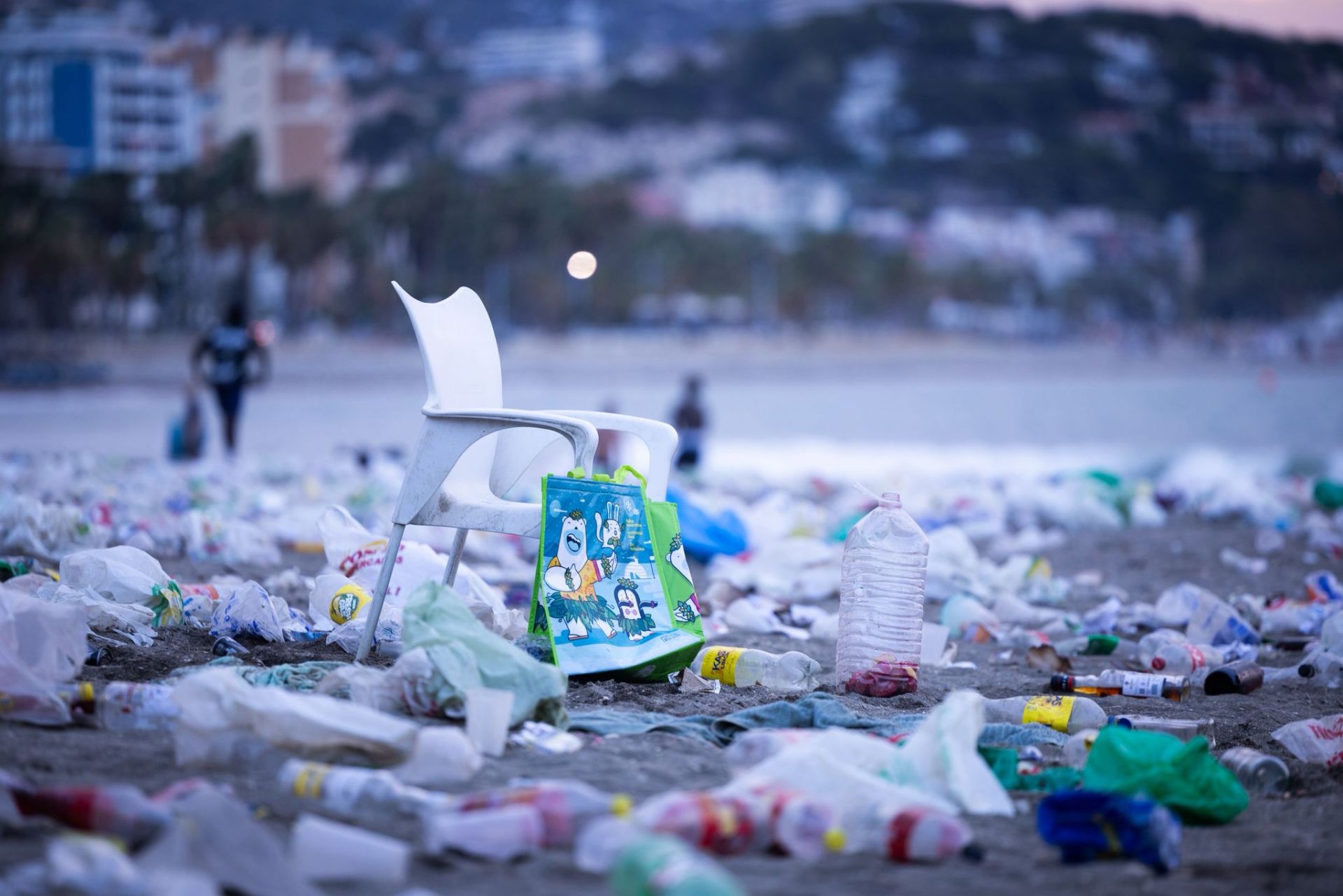 Así amanecen las playas de Málaga tras la resaca de la noche de San Juan