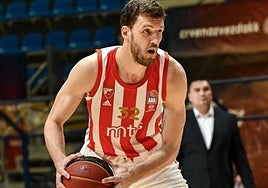 Ogjen Kuzmic, con la camiseta del Estrella Roja.