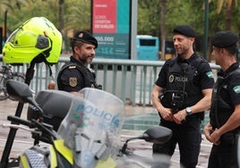 Policías en las calles de la ciudad.