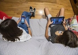 El verano y los móviles: cómo no convertir las vacaciones en una batalla campal con los niños
