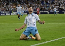 Roberto celebra un gol con el Málaga.