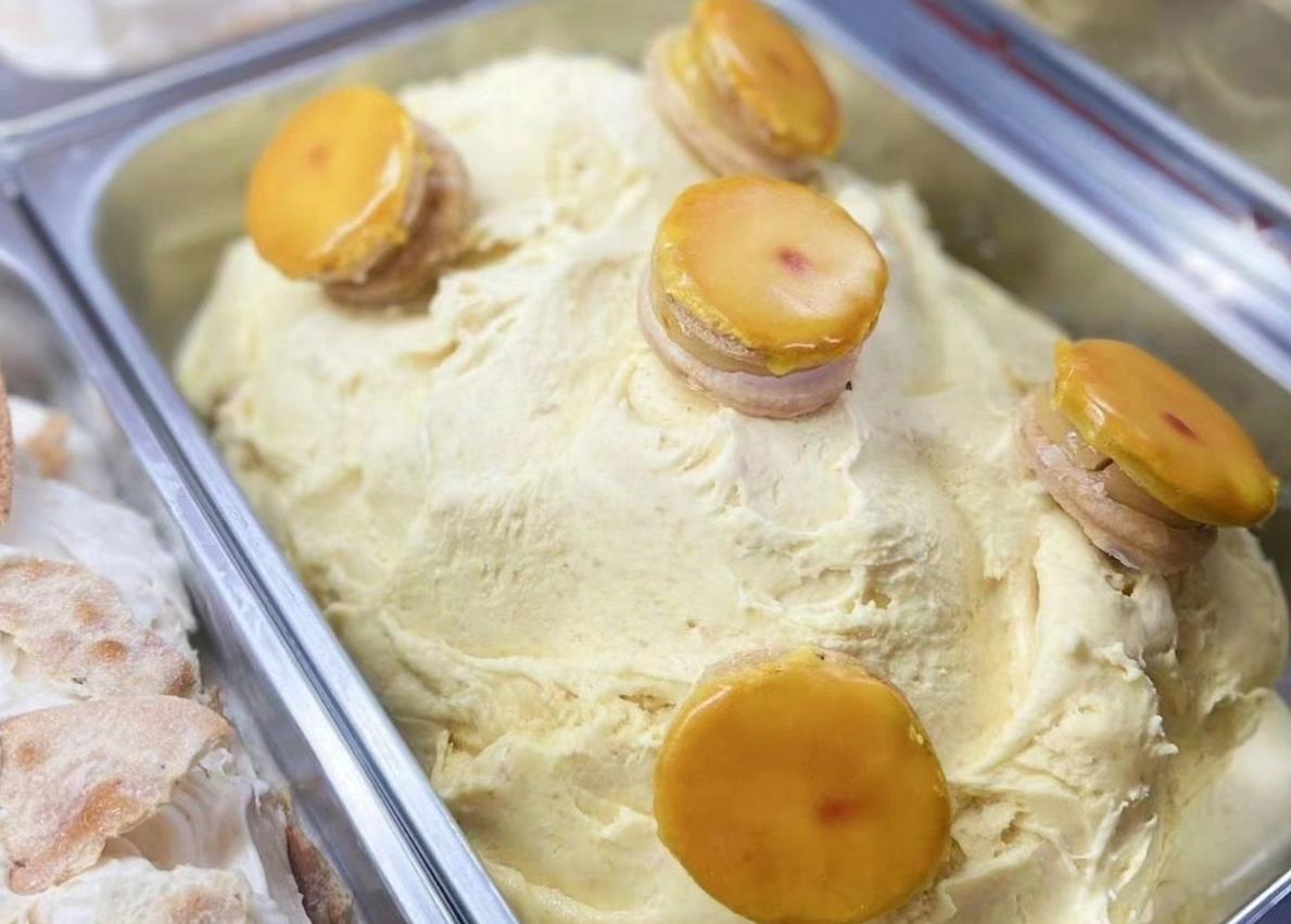 Imagen secundaria 1 - El helado que se hace en Coín con bollos de cacao artesanales