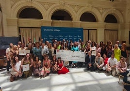Entrega del cheque de recaudación junto a las asociaciones beneficiarias del festival, este miércoles en el Ayuntamiento.