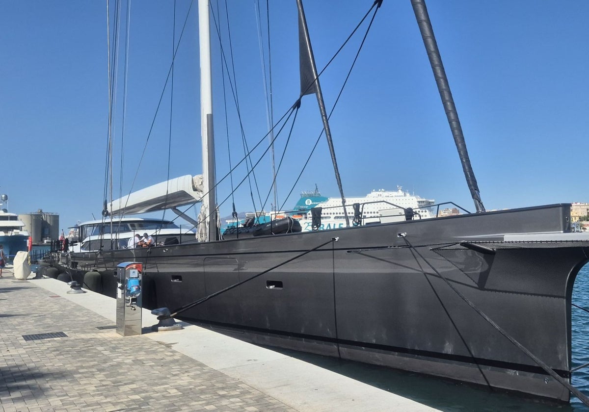 El gran velero Ravenger, en la marina de megayates del puerto de Málaga.