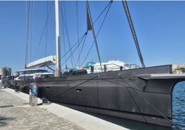 El gran velero Ravenger, en la marina de megayates del puerto de Málaga.