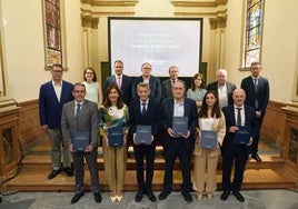 José Manuel Domínguez, presidente de la Fundación Unicaja, y José E. Villena, coordinador de la obra, en el centro, junto con algunos de los autores de los capítulos del libro.