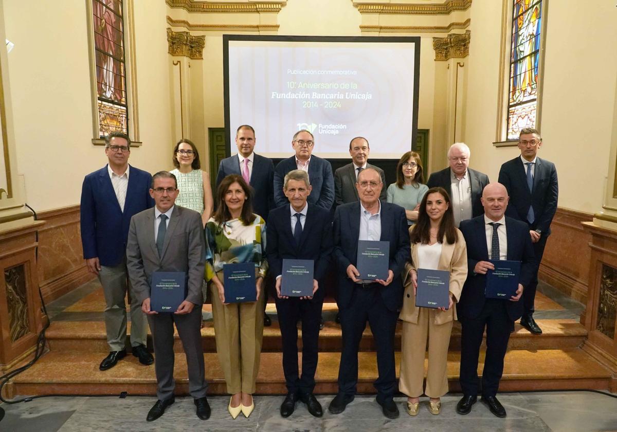 José Manuel Domínguez, presidente de la Fundación Unicaja, y José E. Villena, coordinador de la obra, en el centro, junto con algunos de los autores de los capítulos del libro.