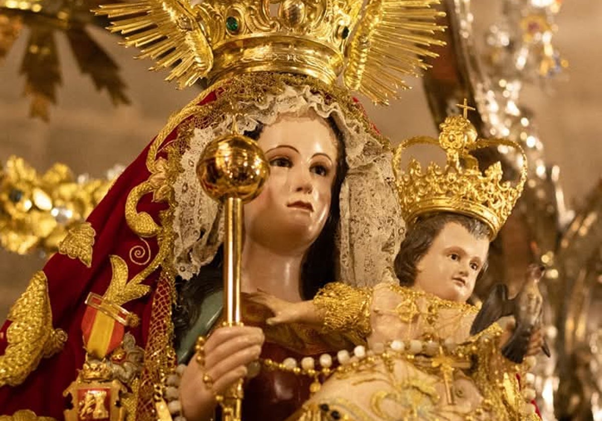 La Virgen de Flores, portando al Niño Jesús desaparecido.