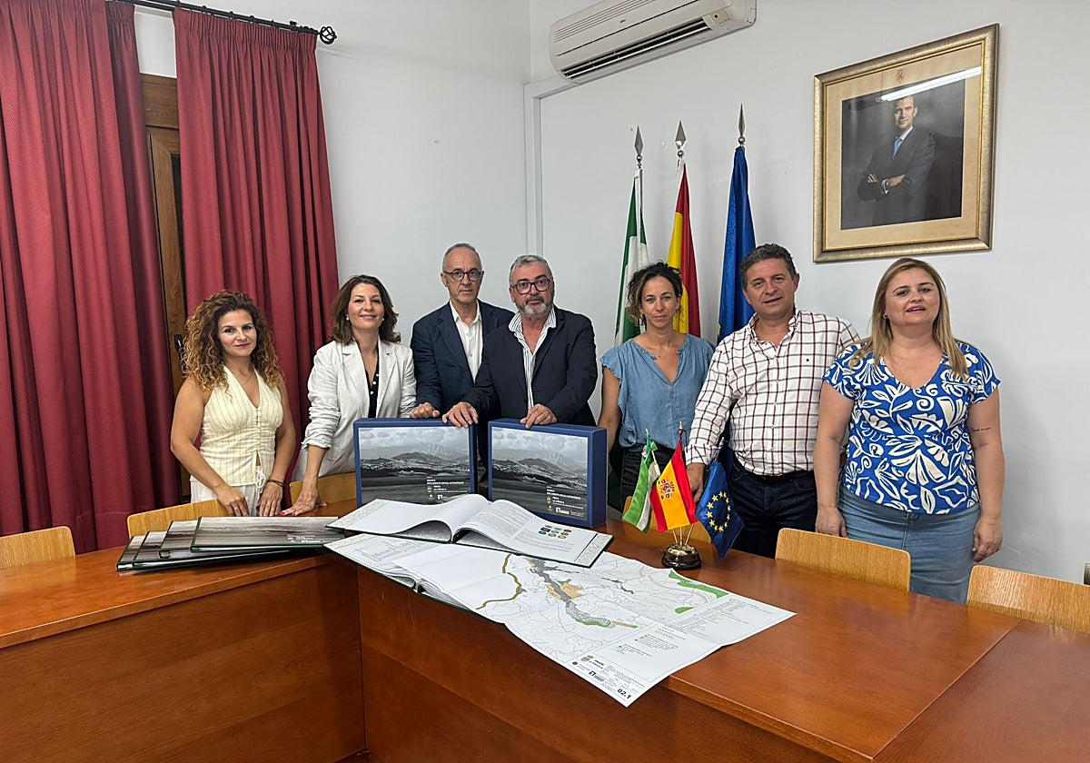 El equipo técnico, con el alcalde viñolero y ediles, junto a la documentación.