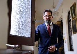 El concejal de Vivienda, Paco Pomares, en los pasillos del Ayuntamiento.