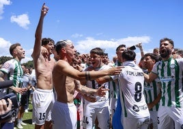 Los jugadores del Juventud de Torremolinos celebran su ascenso.