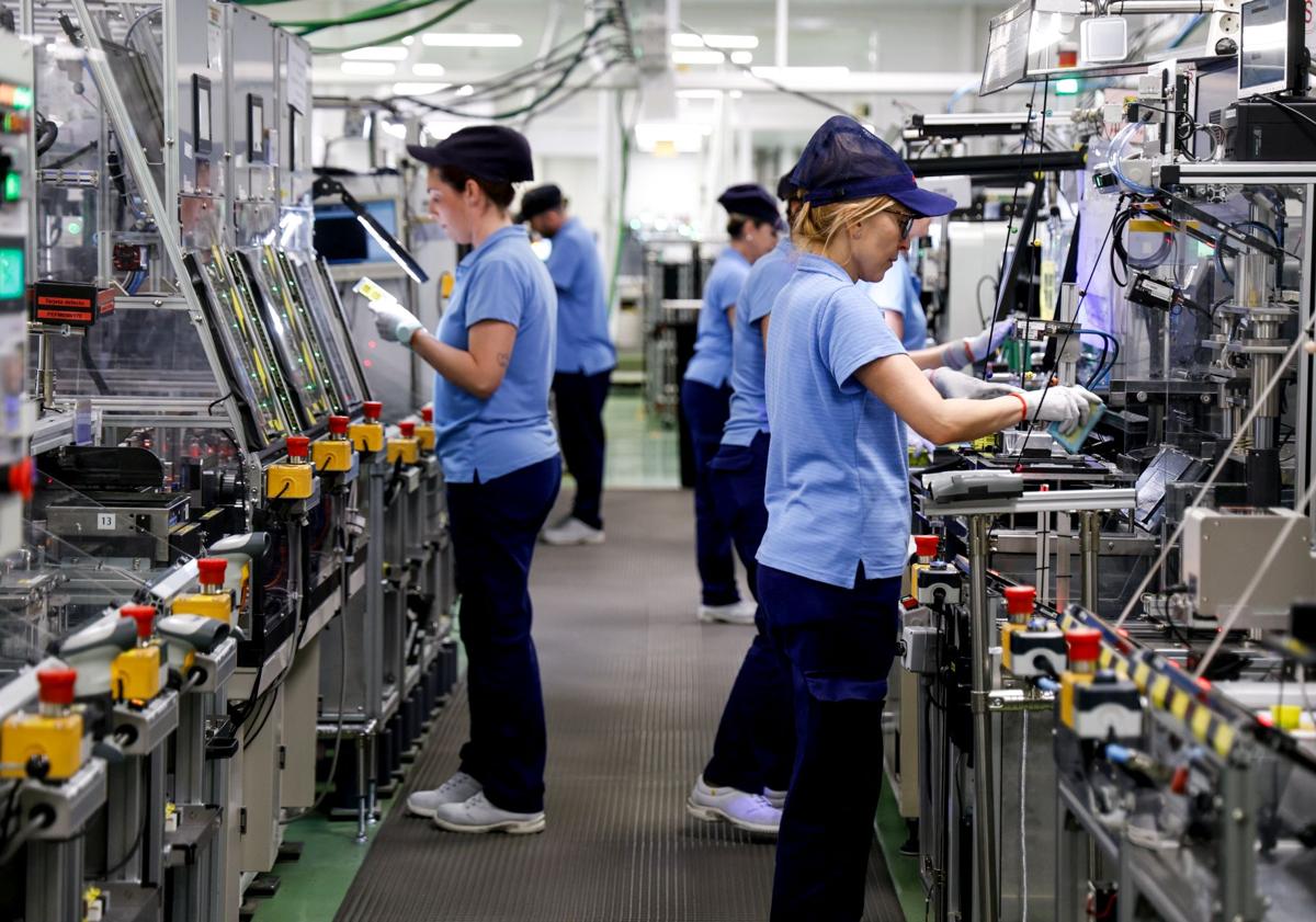 Imagen principal - La fábrica de Denso Ten en Málaga.