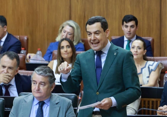 Juanma Moreno, durante su intervención en el pleno.