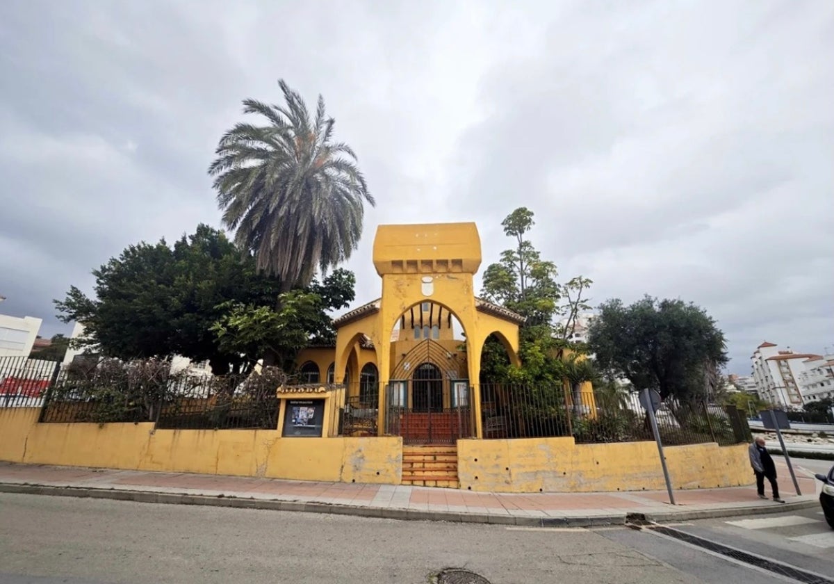 Antigua Oficina Municipal de Turismo de Estepona, en la Calle Torre Almenara, muy cerca del puerto.