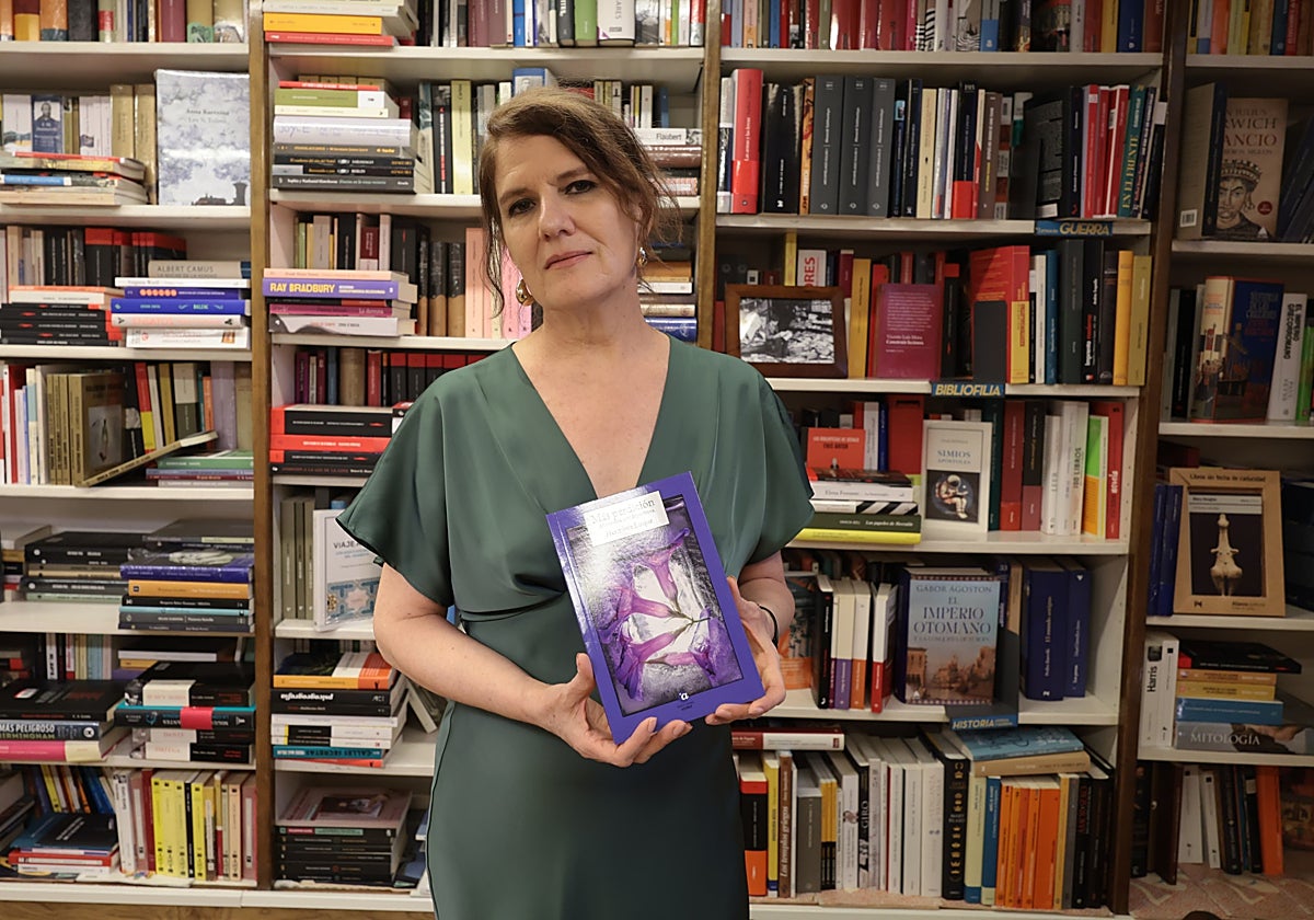 Herminia Luque, con su libro de aforismos 'Más perdición' en la Librería Áncora.