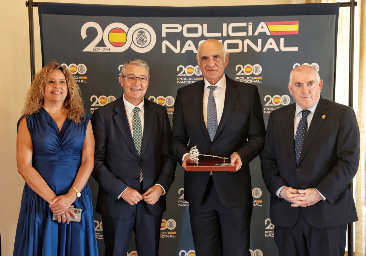 El comisario provincial, Enrique Barón Castaño (tercero a la izquierda); acompañado por Miriam Rifai, inspectora jefa; Francisco Salado, presidente de la Diputación de Málaga, y Manuel Marmolejo, vicepresidente tercero de la Diputación.