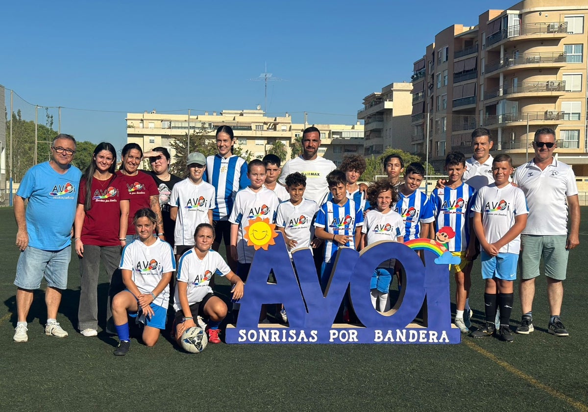 Jesús Gámez y Valcarce, este jueves con los niños en la primera sesión del campus.