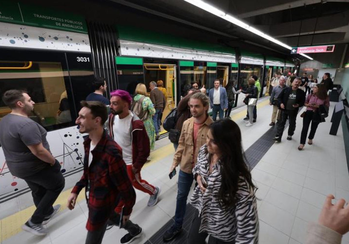 Viajeros en la estación Atarazanas del metro.
