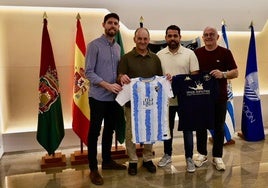 Dirigentes del Roma Luz y de la Academia del Málaga, tras sucribir el acuerdo.
