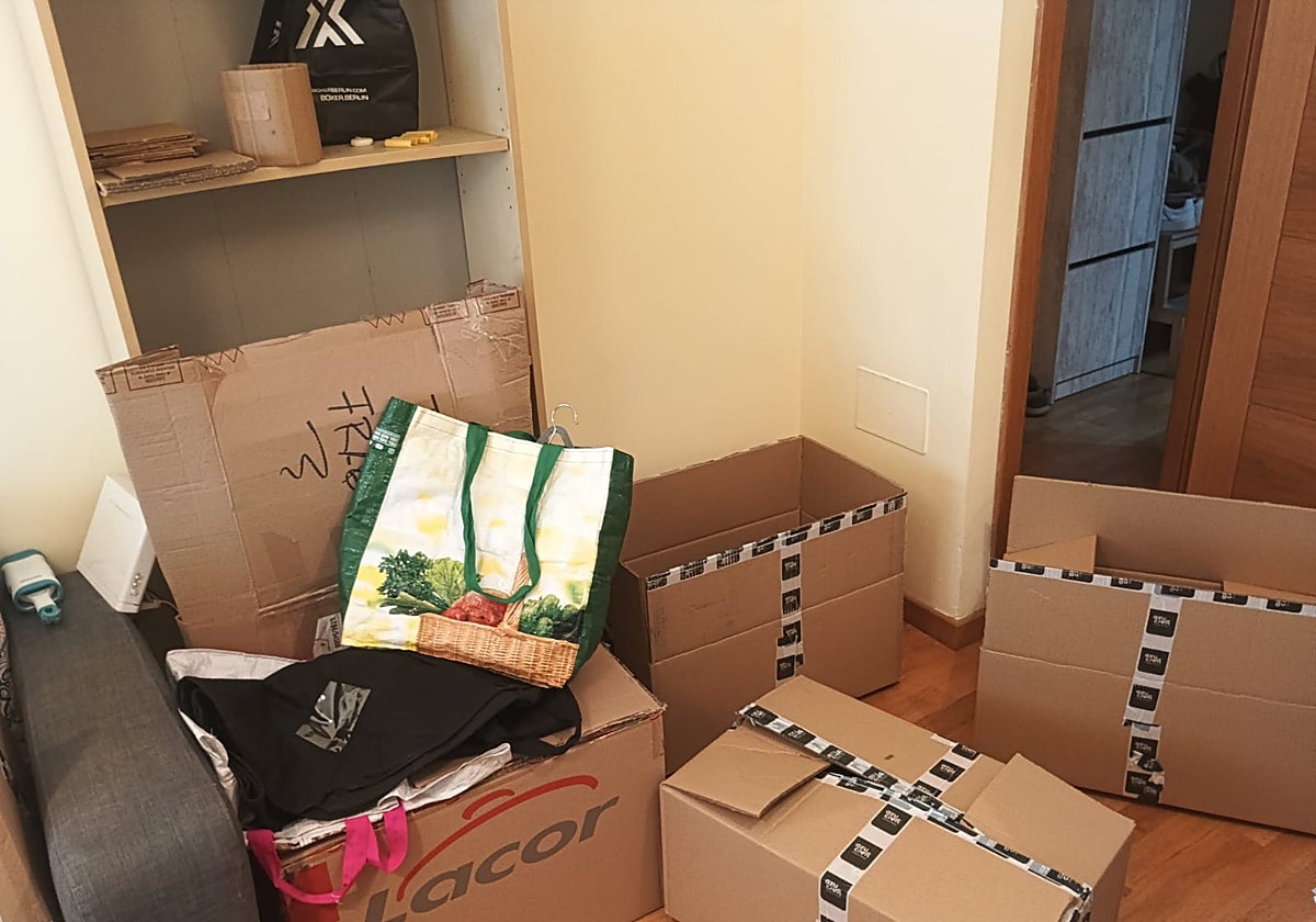 Cajas listas para la mudanza en el piso de Rubén.
