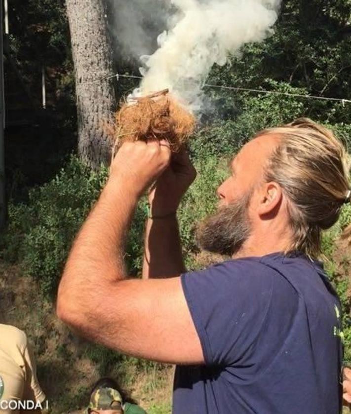 Imagen secundaria 2 - Alumnos haciendo el refugio donde dormirán esa noche. La topografía es un elemento importante en la orientación. Pepe Ogalla observa como uno de sus alumnos logra hacer fuego