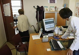 Una médico de familia, tras atender a una paciente.