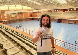 Adrián Santiago posa con la medalla de bronce del CEU en el pabellón de la UMA.
