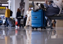 Un turista espera tranquilo en el aeropuerto de Málaga.