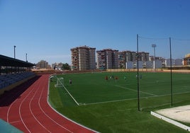 Campo de fútbol y pista de atletismo del complejo Elola.