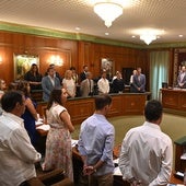 El pleno comenzó con un minuto de silencio en memoria de la vecina asesinada por su pareja este mes.