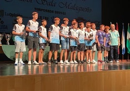 Uno de los equipos premiados, junto a Pedro Torres (a la derecha).