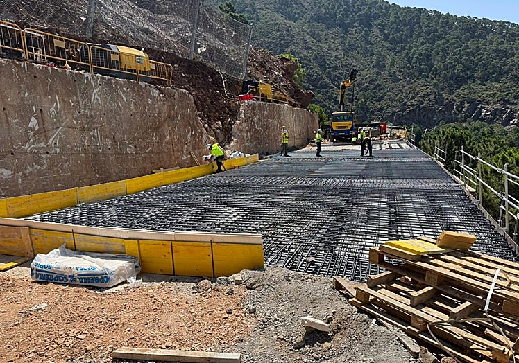 Trabajos de colocación del tablero sobre el viaducto dañado.