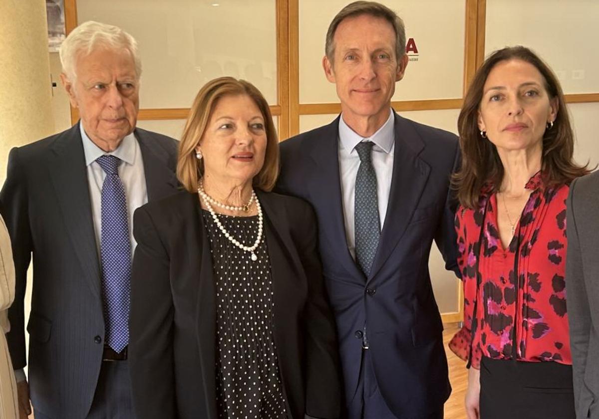 José Luis Sánchez Domínguez con su esposa y dos de sus hijos, Luis y Esther.