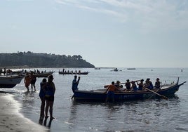 Una jábega se prepara para la competición en La Cala del Moral, este sábado.