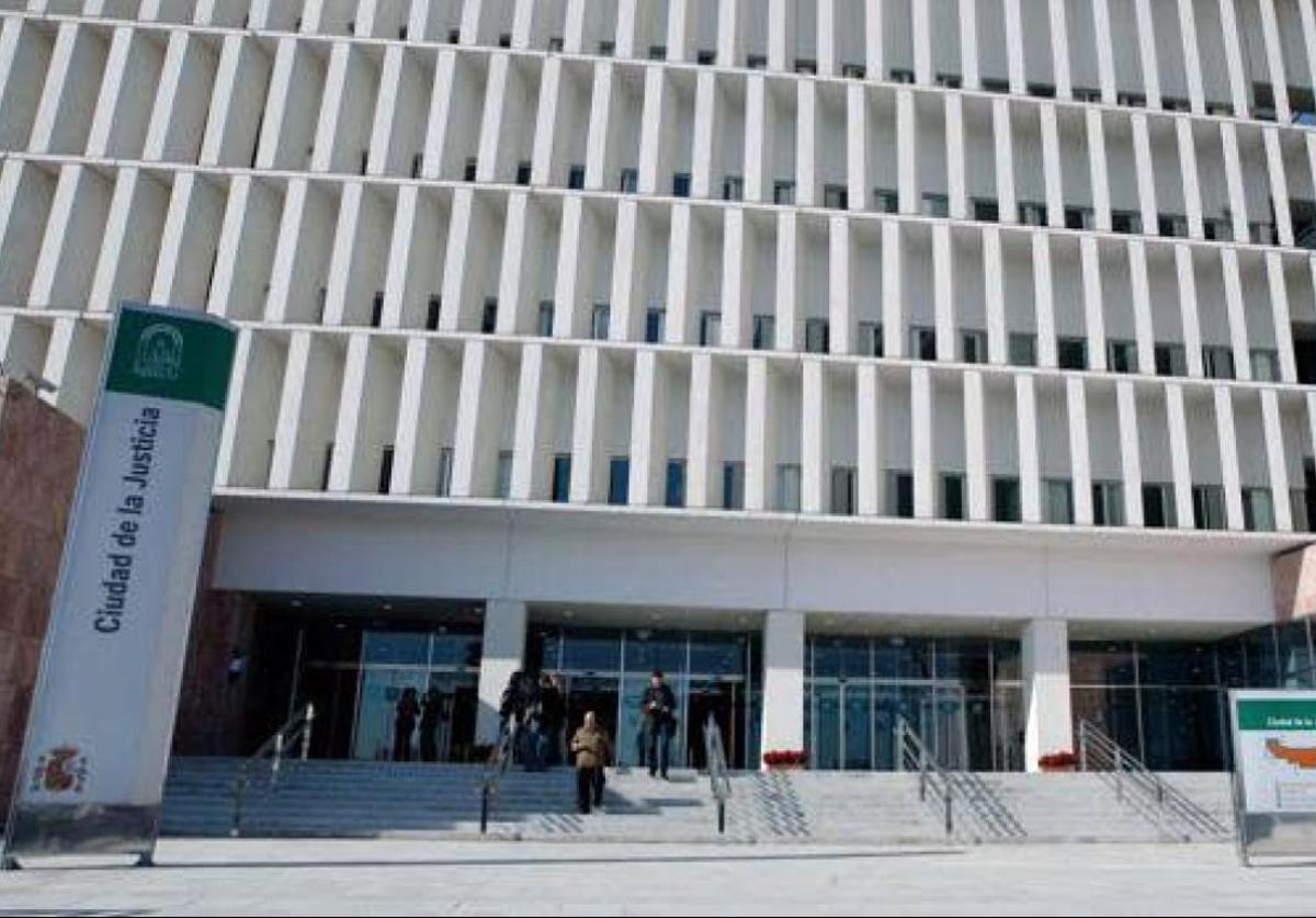 Dos años de cárcel por maltratar a su pareja y amenazarla con tirarla por el balcón en Benalmádena