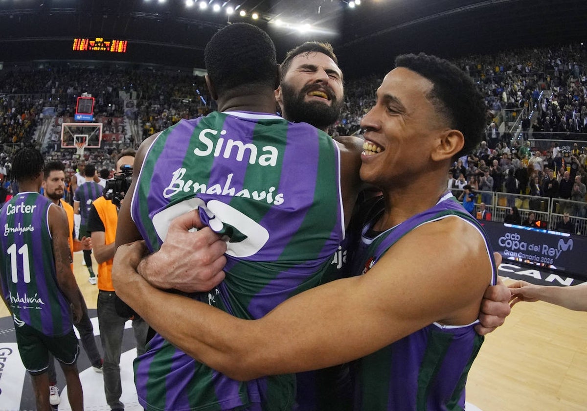 Sima, Kravish y Tyson Pérez se abrazan tras ganar la Copa del Rey de Las Palmas.