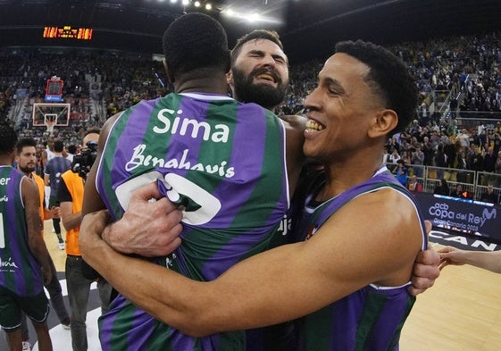 Sima, Kravish y Tyson Pérez se abrazan tras ganar la Copa del Rey de Las Palmas.