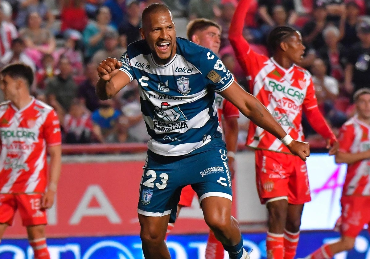 Rondón celebra un gol con el Pachuca.