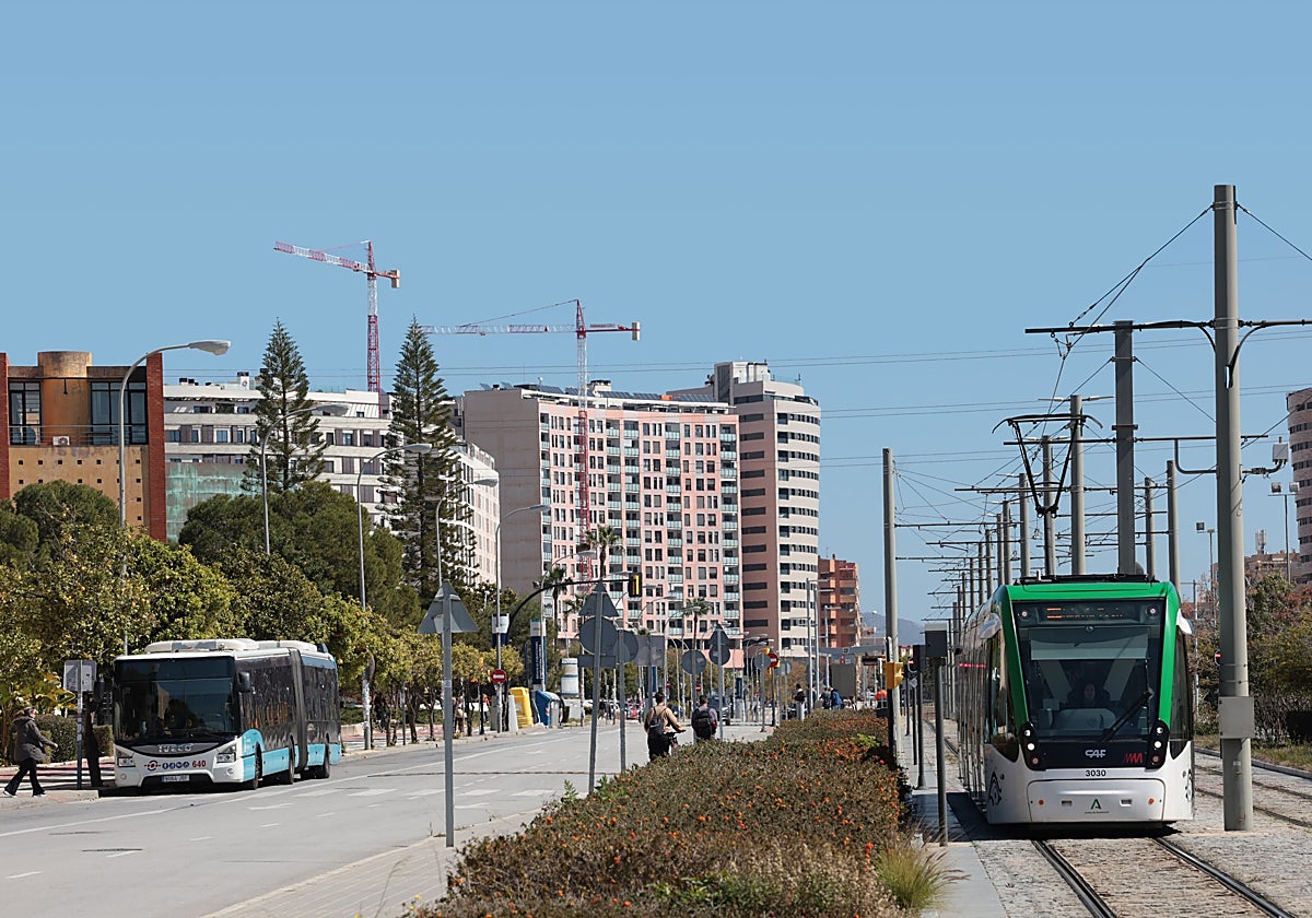 El metro y la EMT confluyen en superficie en el Campus de Teatinos.