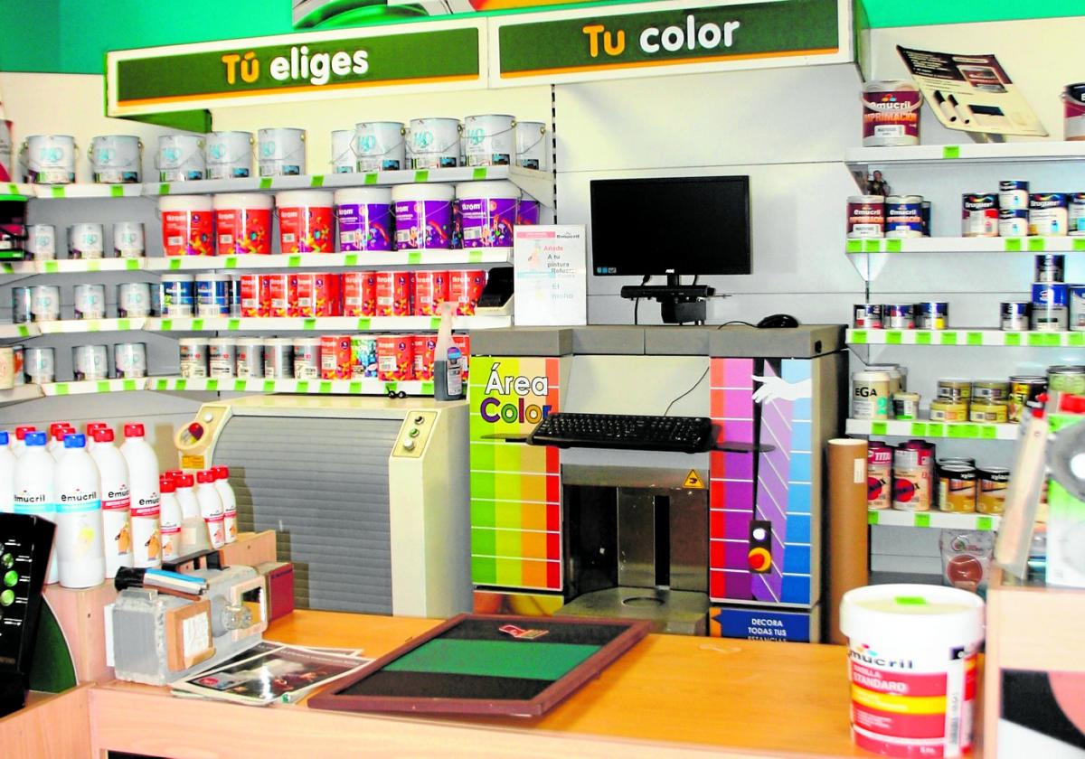 Cada tienda de Pinturas Andalucía dispone de área de color para grabar colores conforme a las peticiones y necesidades de cada cliente.