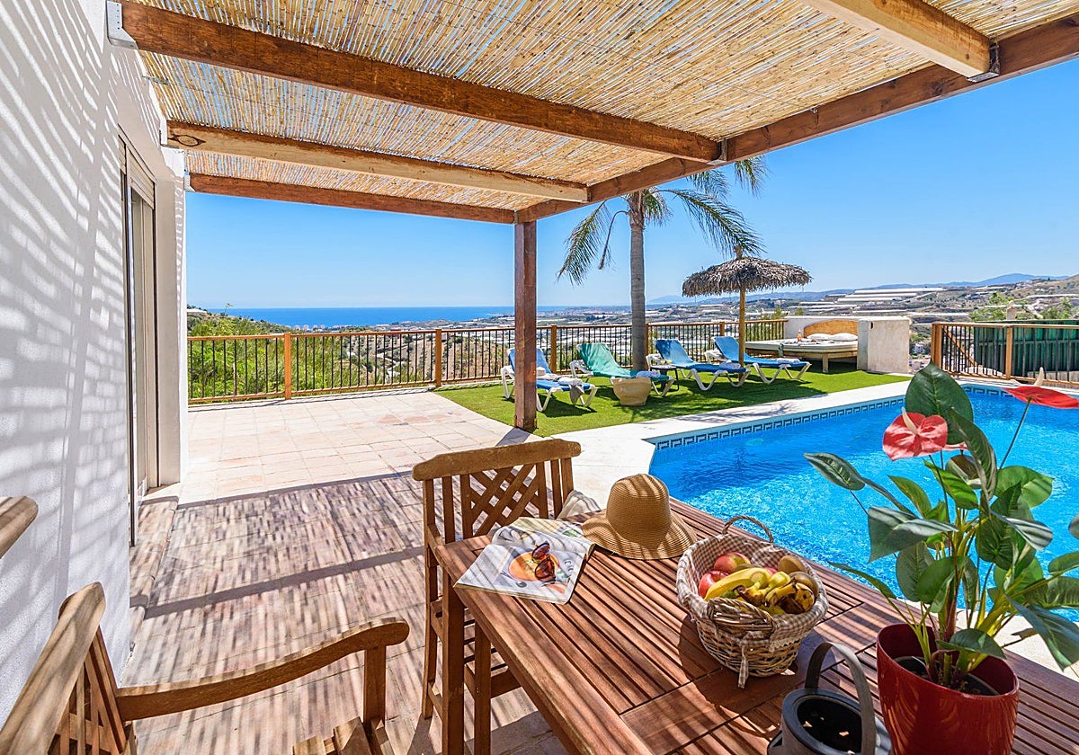 Terraza y piscina de una casa rural de la provincia de Málaga.