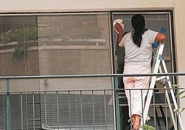 Condenados a pagar más de 4.000 euros a su empleada de hogar, que trabajó sin contrato ni alta en la Seguridad Social