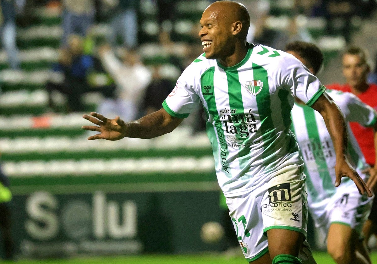 Biabiany celebra un gol con el Antequera en esta última temporada.