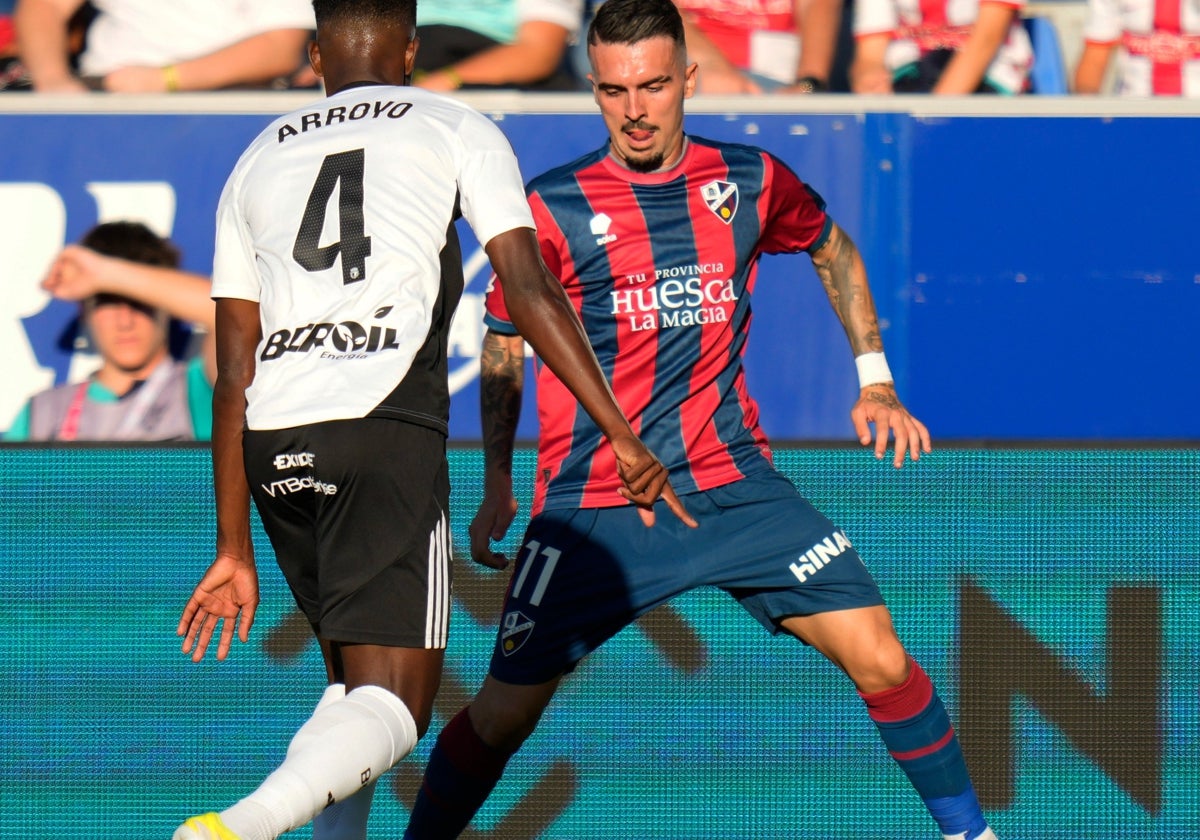 Joaquín encara a Arroyo, del Burgos, durante un partido de esta última temporada.