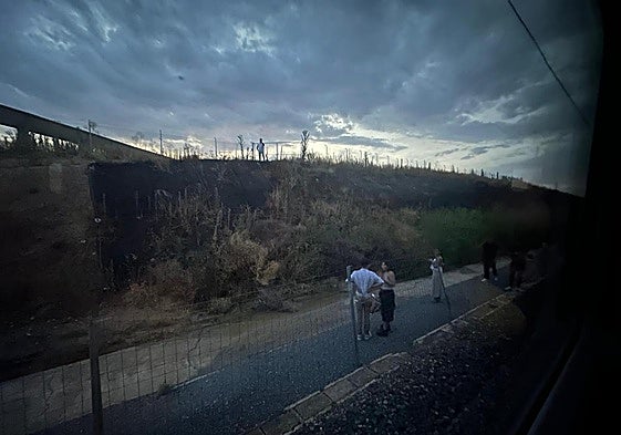 Foto enviada por uno de los pasajeros afectados por la avería, que han salido fuera del tren.