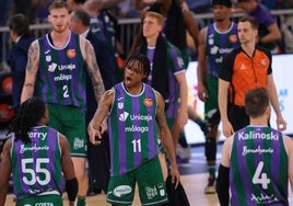 Carter felicita a Perry antes de un tiempo muerto en la final de la Copa.
